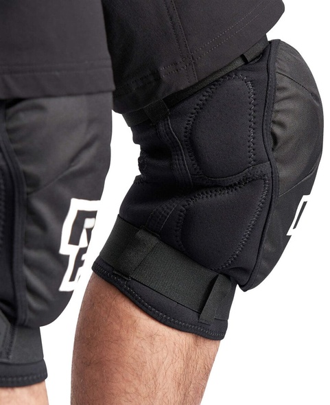 Купить Захист коліна RACEFACE Ambush Knee Stealth с доставкой по Украине