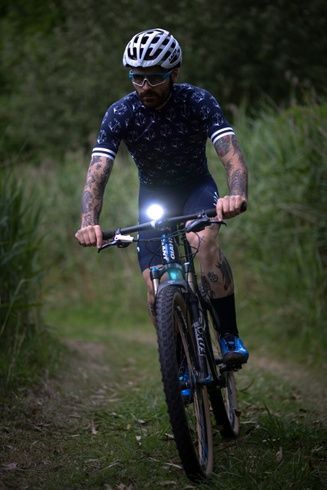 Купити Фара Knog PWR Mountain 2000 Lumens POWERBANK з доставкою по Україні